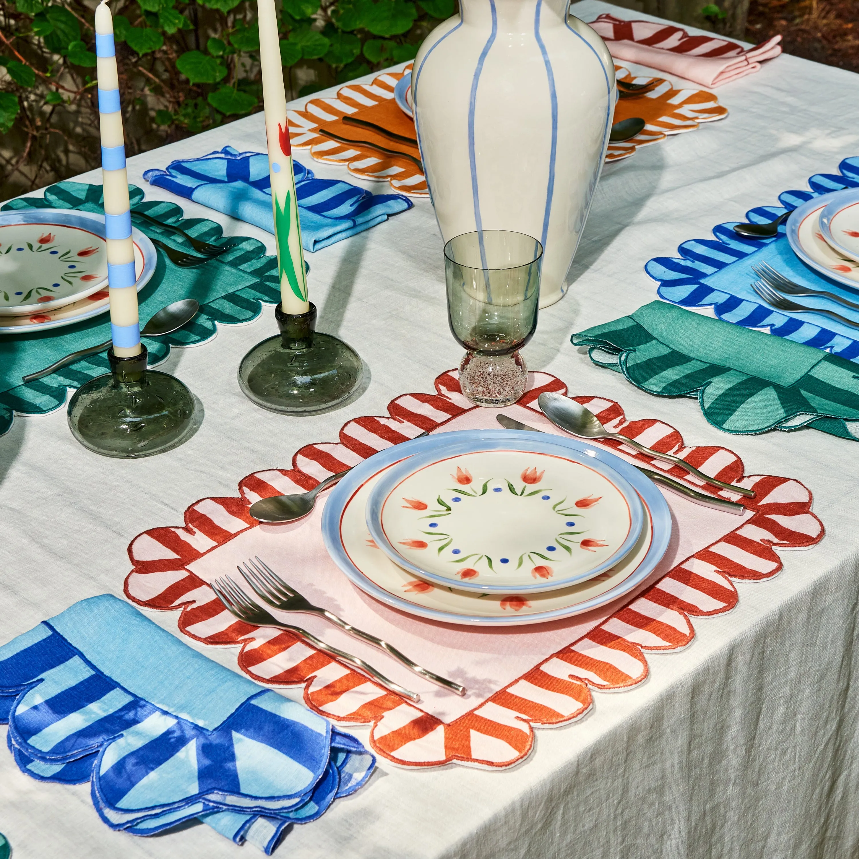 Jardin Embroidered Linen Scalloped Stripe Placemat (Set of 4)